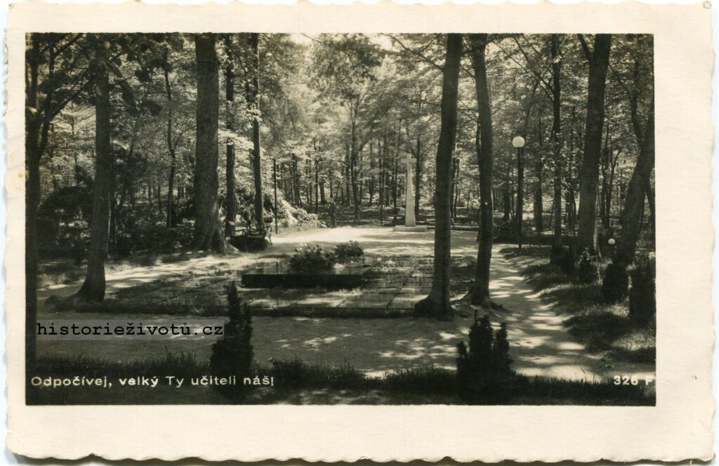Zlín. Hrob Tomáše Bati na lesním hřbitově 1933