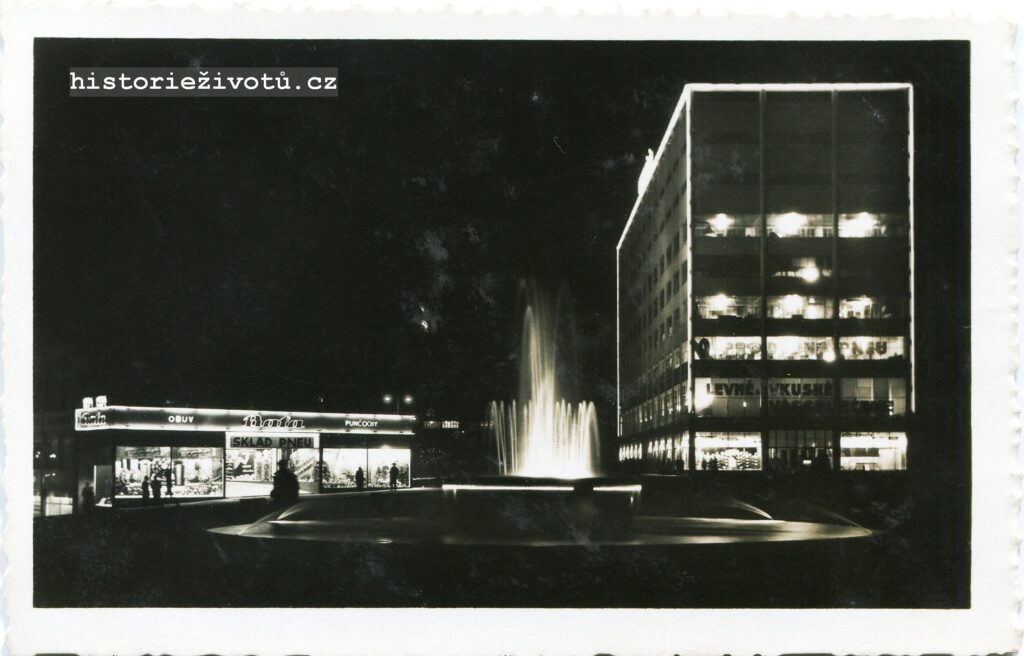 Zlín Obchodní dům a fontána v noci 1936