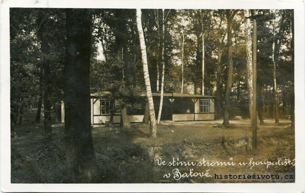 Ve stínu stromů u koupaliště v Baťově 1937